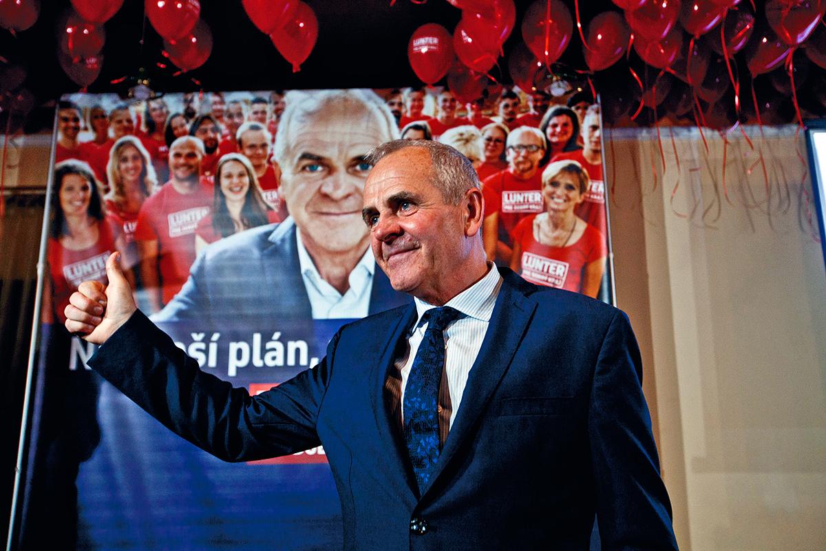 4. november 2017, Banská Bystrica: Ján Lunter, víťaz volieb v Banskobystrickom samosprávnom kraji, počas volebnej noci vo svojom štábe.