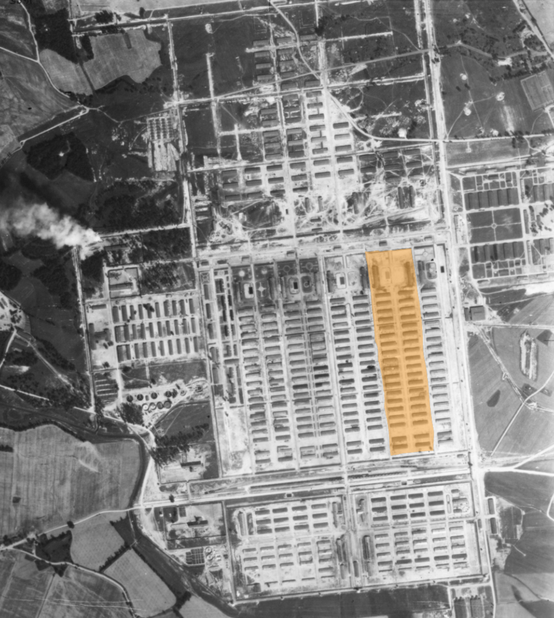 Letecký záběr na blok rodinného tábora v Osvětimi-Březince.