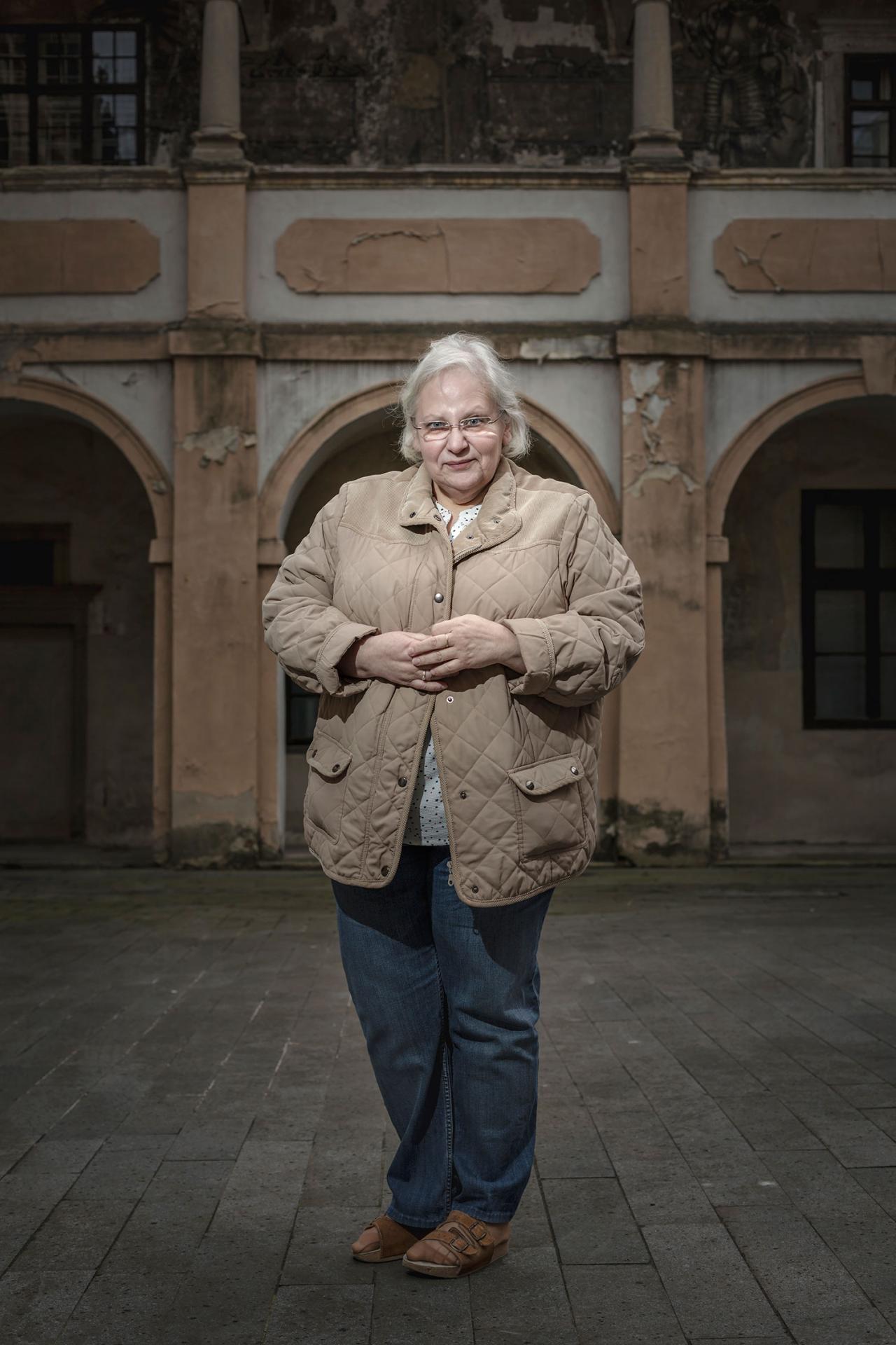 Mária Weinbergerová pracuje v Štátnom archíve v Bytči, rodnom meste Jozefa Tisa. Jej otec týždeň po vzniku slovakštátu emigroval a po vojne sa vrátil, iní príbuzní to šťastie nemali. Väčšina sa nevrátila nikdy.