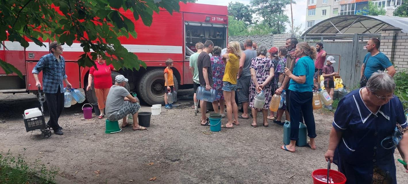 Lysyčansk, Luhanská oblasť. Záchranári rozvážajú vodu a potraviny miestnym obyvateľom