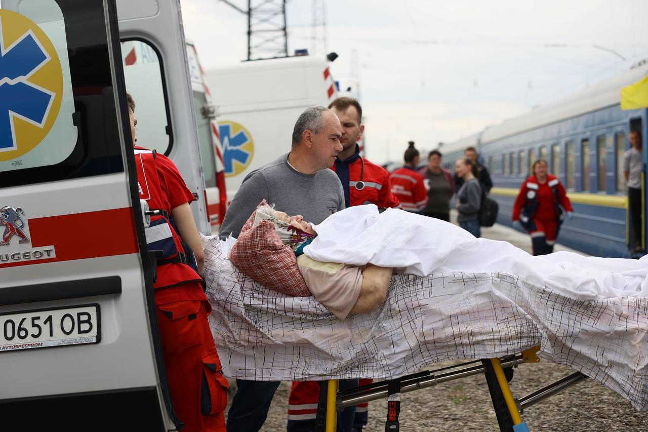 Evakuácia 20 zranených do mesta Ľvov z oblastí Dnepropetrovsk a Doneck