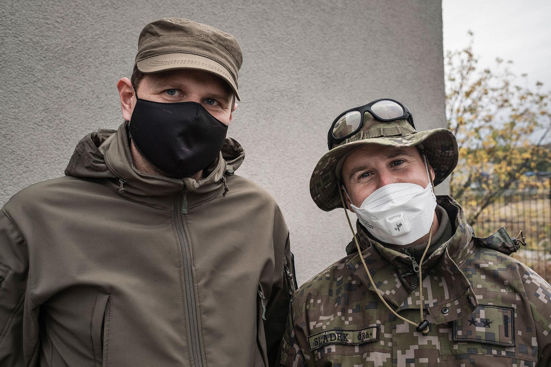 Starosta Lamača a zástupca ZMOS v Ústrednom krízivom štábe Lukáš Baňacký a vojak Richard Sládek zodpovedný za testovacie miesto v lamačských Boroch.