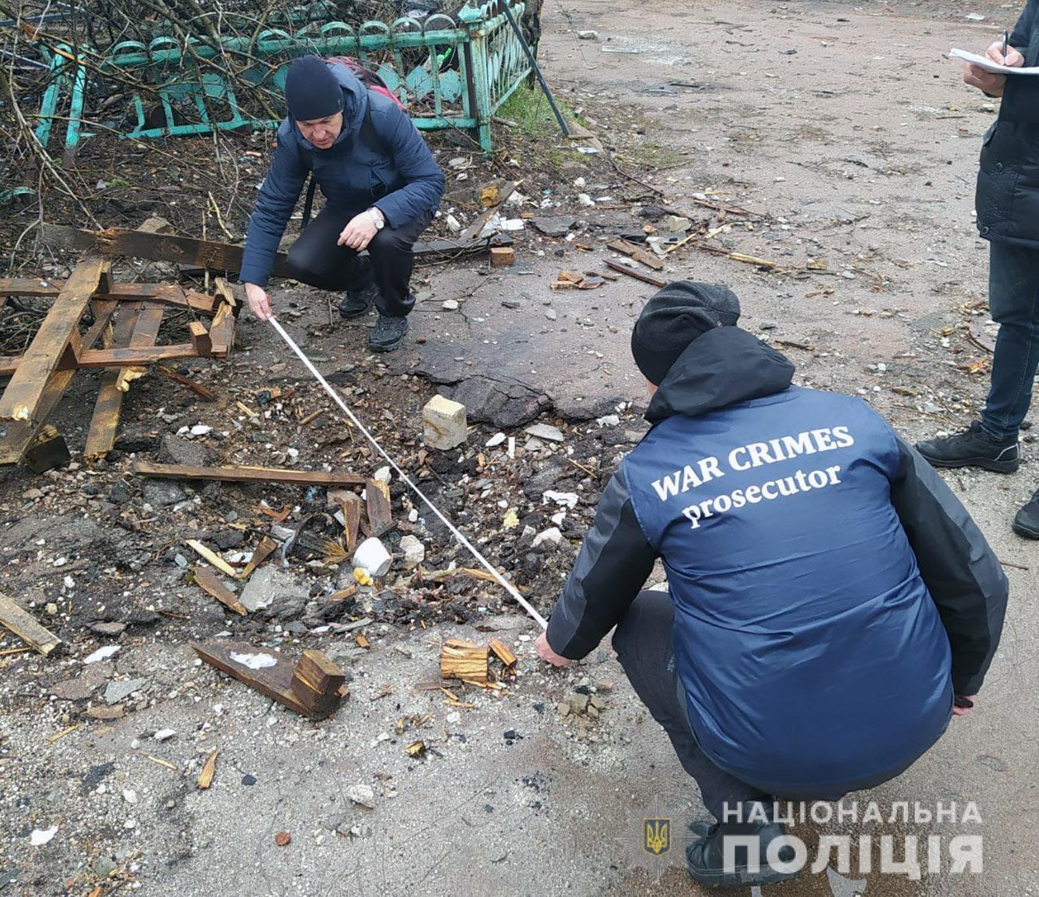 Policajti zaznamenávajú okolnosti a následky ozbrojenej agresie ruských okupantov