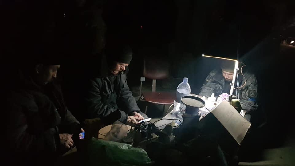 Mariupol. Pohraničníci oddelenia námornej stráže čítajú knihy, hrajú šach v bunkroch závodu Azovstal