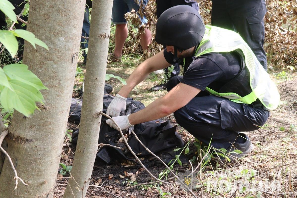 Malaja Rohan, exhumácia pozostatkov tela, ktoré má zviazané ruky (2).