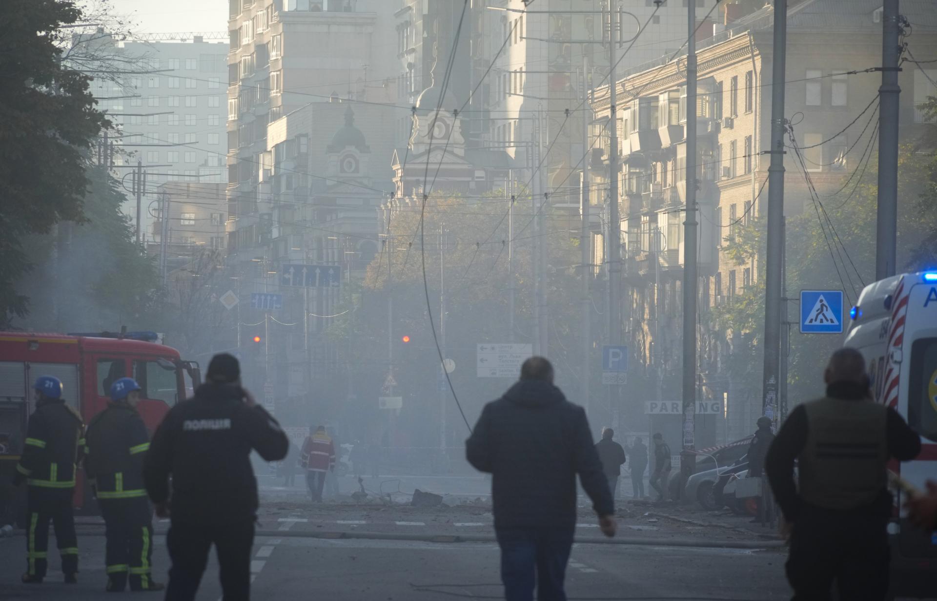 Dym stúpa z budovy zasiahnutej iránskym dronom, Kyjev, 17.10.2022