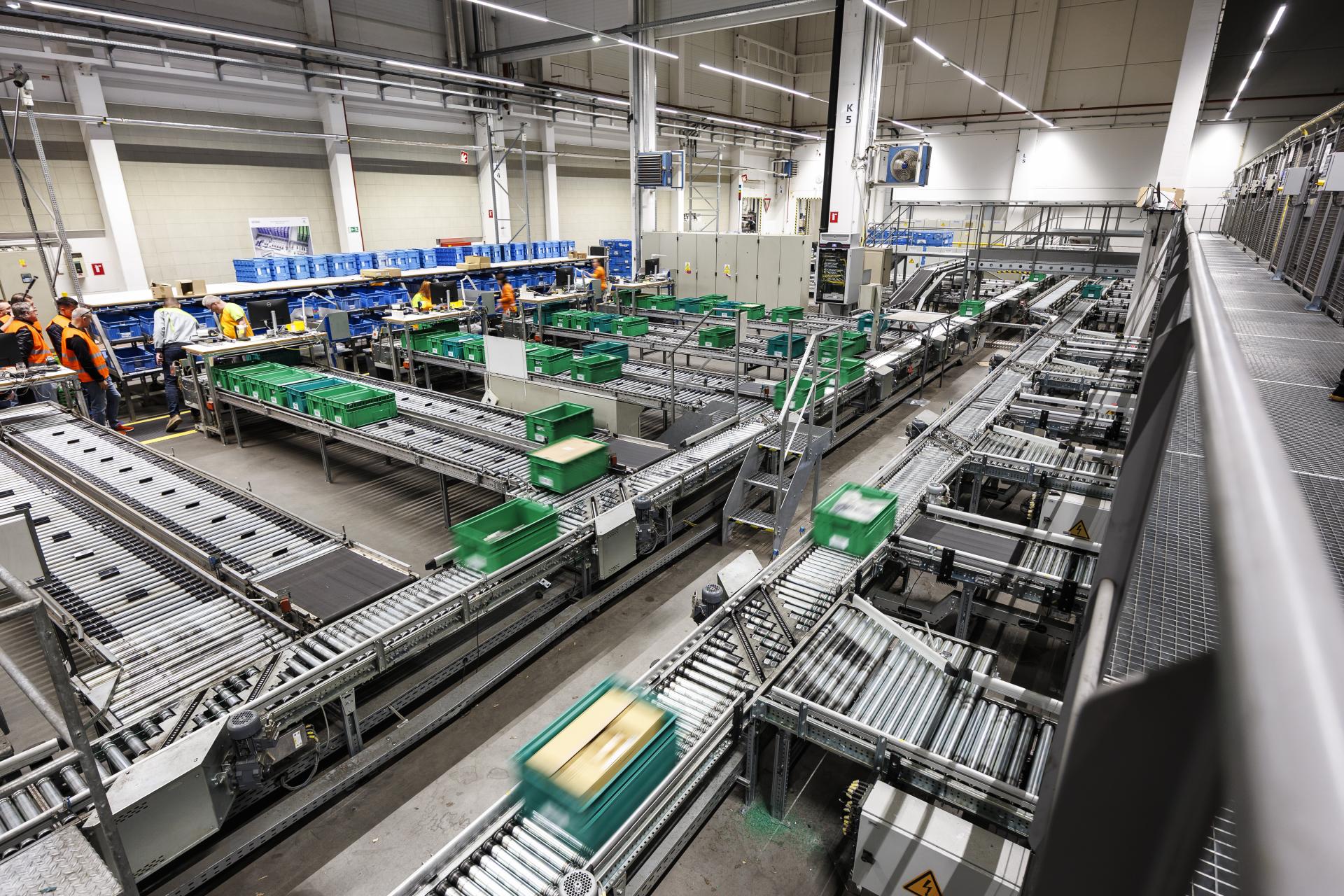 Tento špičkový logistický koncept je súčasťou hodnoty, ktorú zákazník získava v cene autorizovaného servisu. Rýchla dostupnosť dielov minimalizuje čas, ktorý vozidlo strávi v servise, a tým znižuje prestoje vozidiel – či už ide o firemných klientov, alebo bežných motoristov.