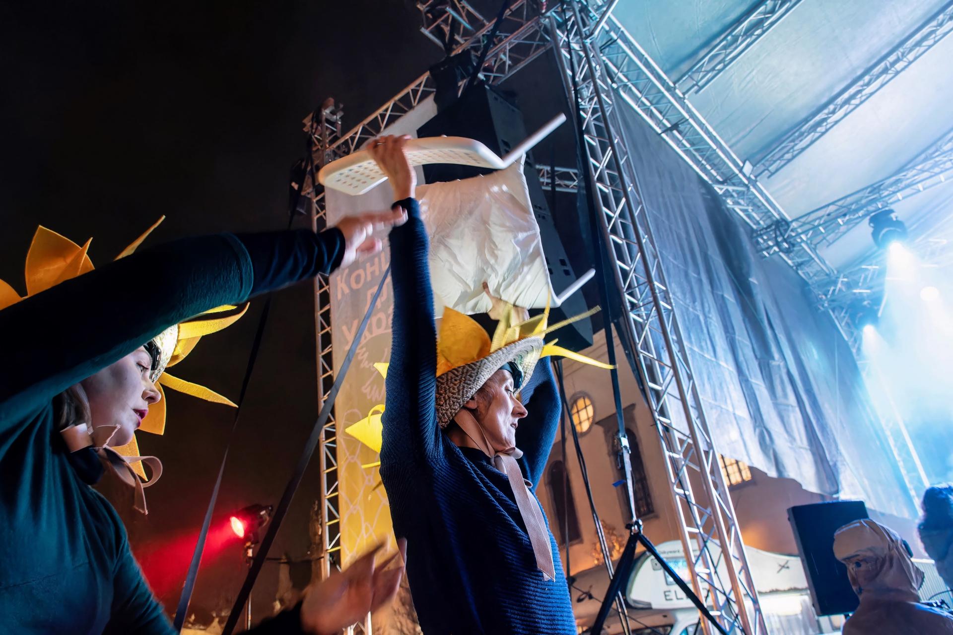 Performance Slnečnicový prechod námestím