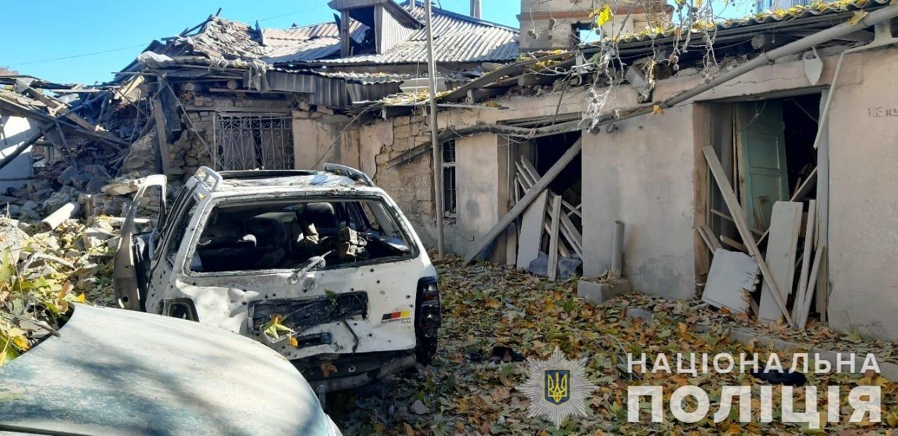 Mykolajiv. Obytné budovy poškodené raketovou paľbou