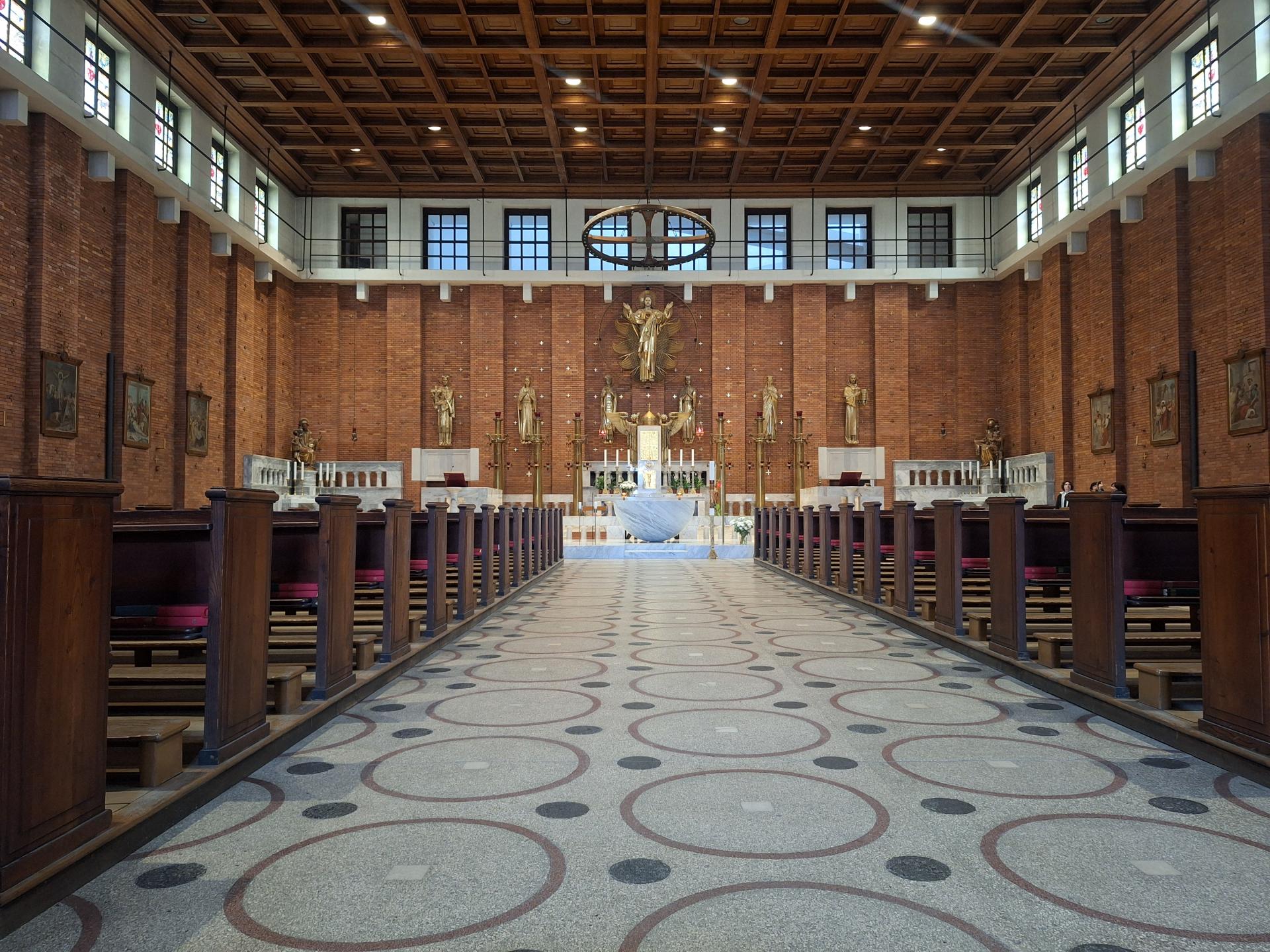Skromný interiér kostola nemal podľa pôvodných plánov architekta Josipa Plečnika obsahovať ani drevené lavice.