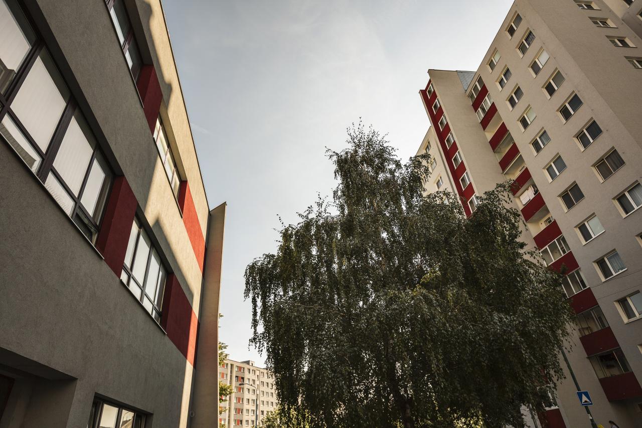 Vľavo nová fasáda pošty na Furdekovej ulici, vpravo panelák, s ktorým budova opticky dokonale splýva.