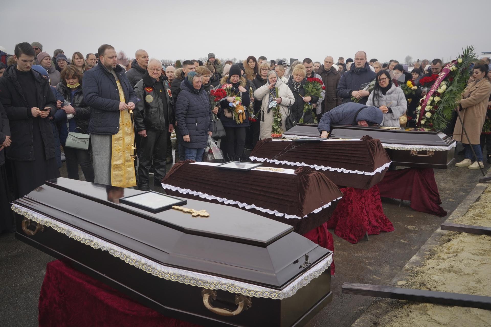 Pohreb obetí raketového útoku v Charkove.