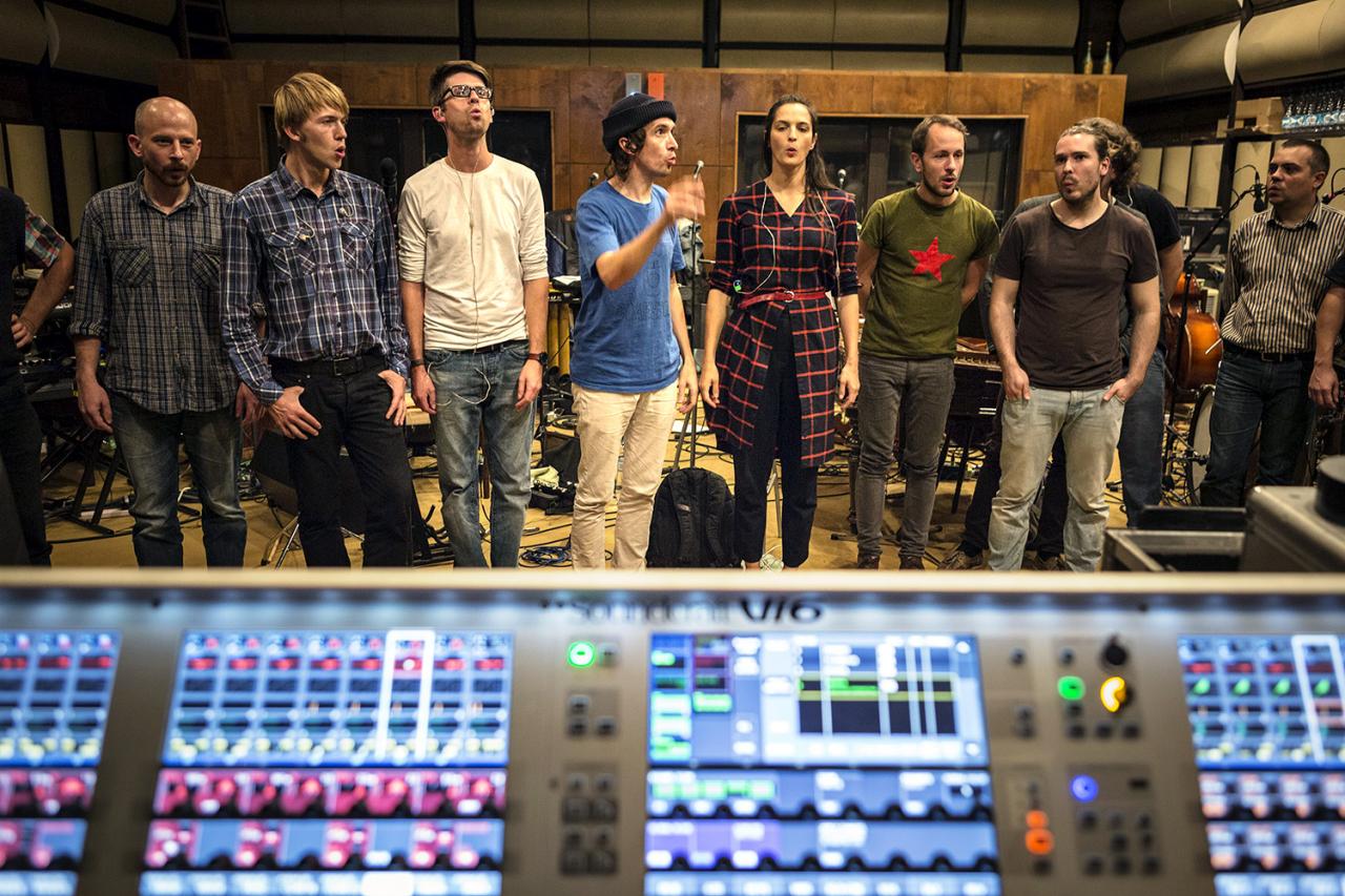 Jana Kirschner, Eddie Stevens a časť kapely pískajúc na konci skúšky v Slovenskom rozhlase. foto: Boris Németh