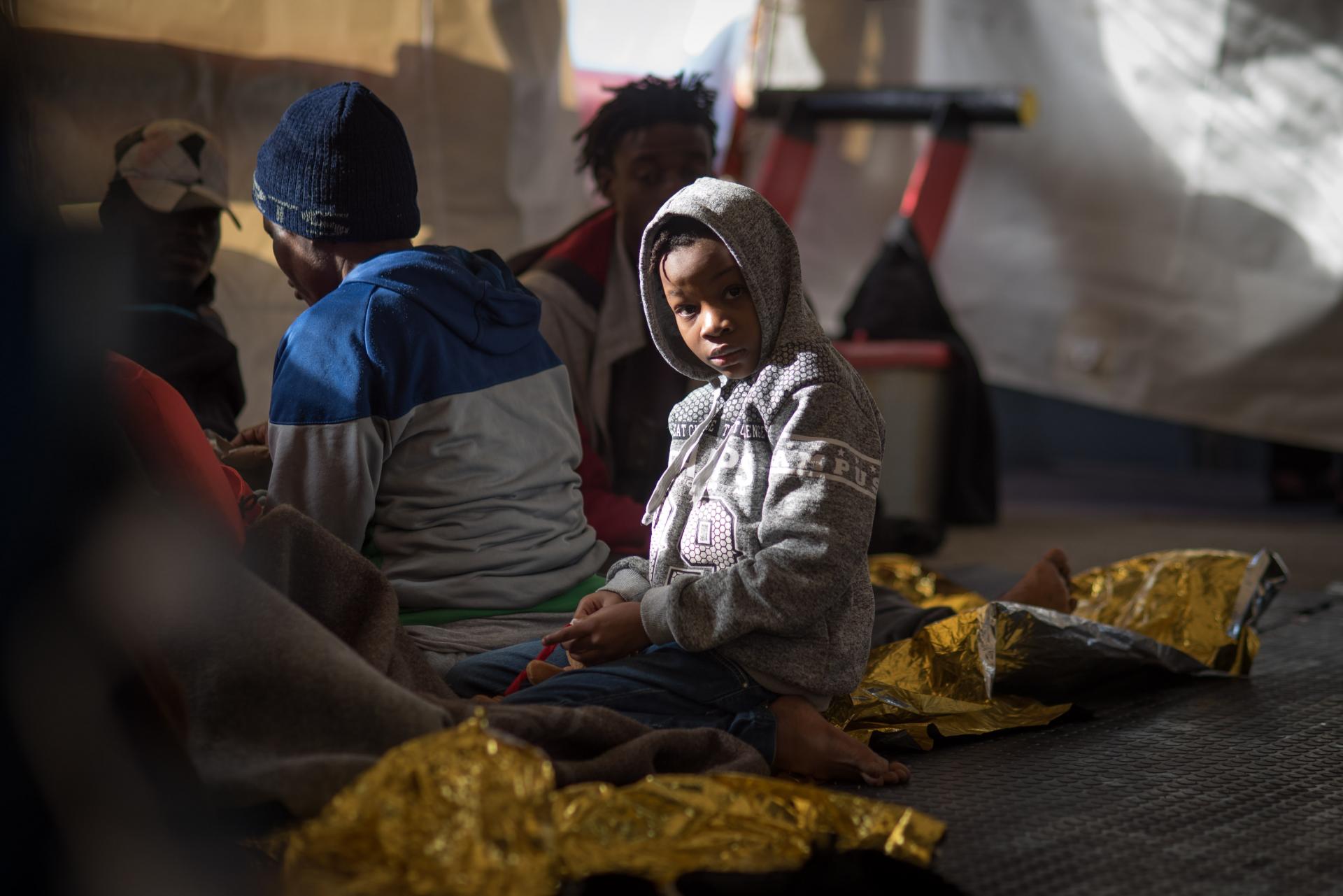 Deti a ďalší imigranti na palube lode Sea-Watch 3, ktorá sa plaví v Stredozemnom mori.
