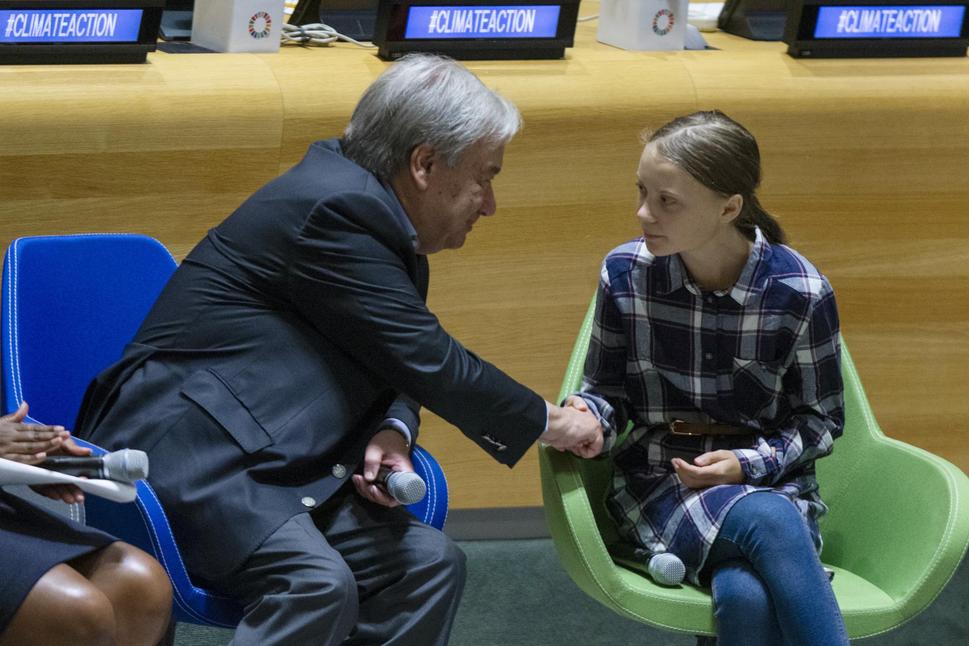 21. september 2019 New York, USA: Švédska environmentálna aktivistka Greta Thunberg si podáva ruku s generálnym tajomníkom OSN Antóniom Guterresom počas mládežníckeho samitu o klíme v sídle OSN.
