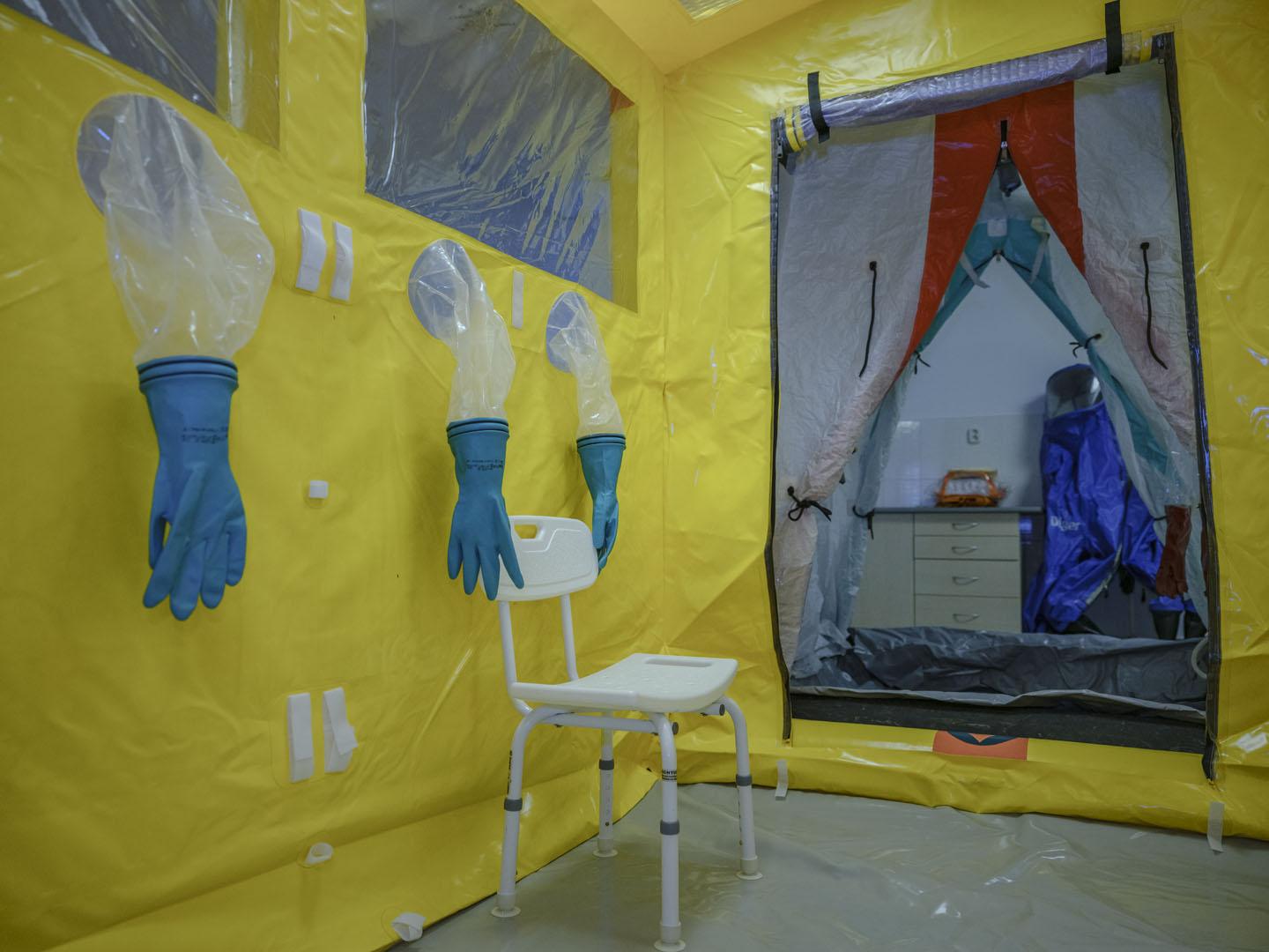 Posledná - sarsová komora slúži na pľúcnu dekontamináciu. Do komory je vložený pacient v transportnom biologickom vaku s uzavretým dýchaním.