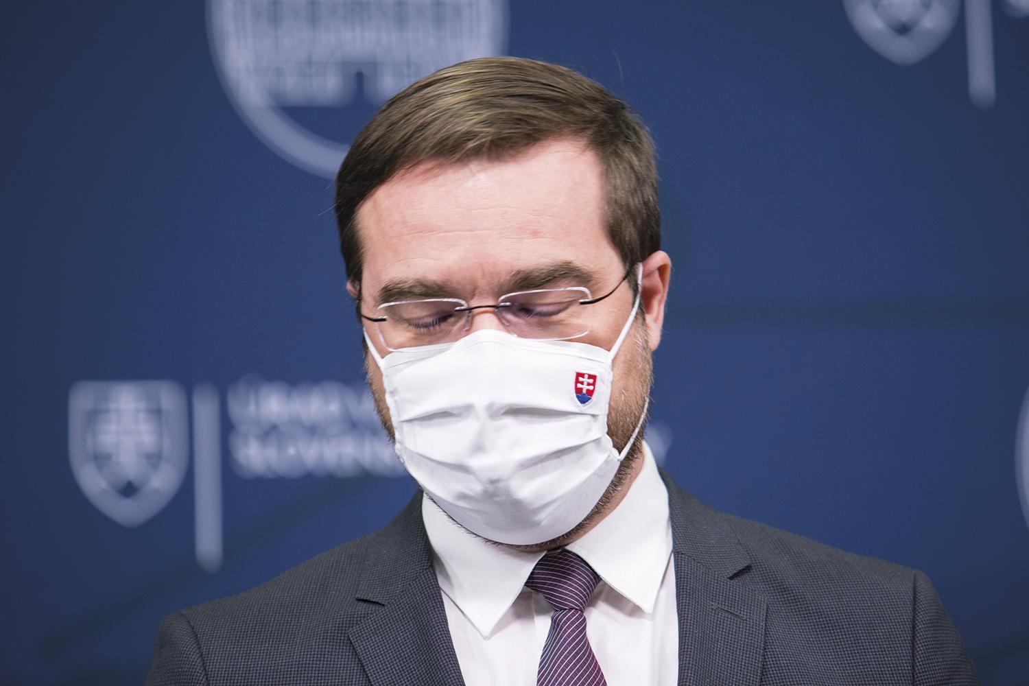 11. marec 2021 Bratislava: Minister zdravotníctva Marek Krajčí na tej istej tlačovej konferencii v slzách oznamuje, že podá demisiu. To ešte nevedel, že jeho stranícky šéf to bude podmieňovať začatím očkovania ruskou vakcínou Sputnik V.