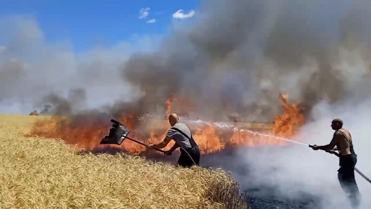 V oblasti Mykolajiva horeli polia v dôsledku ostreľovania