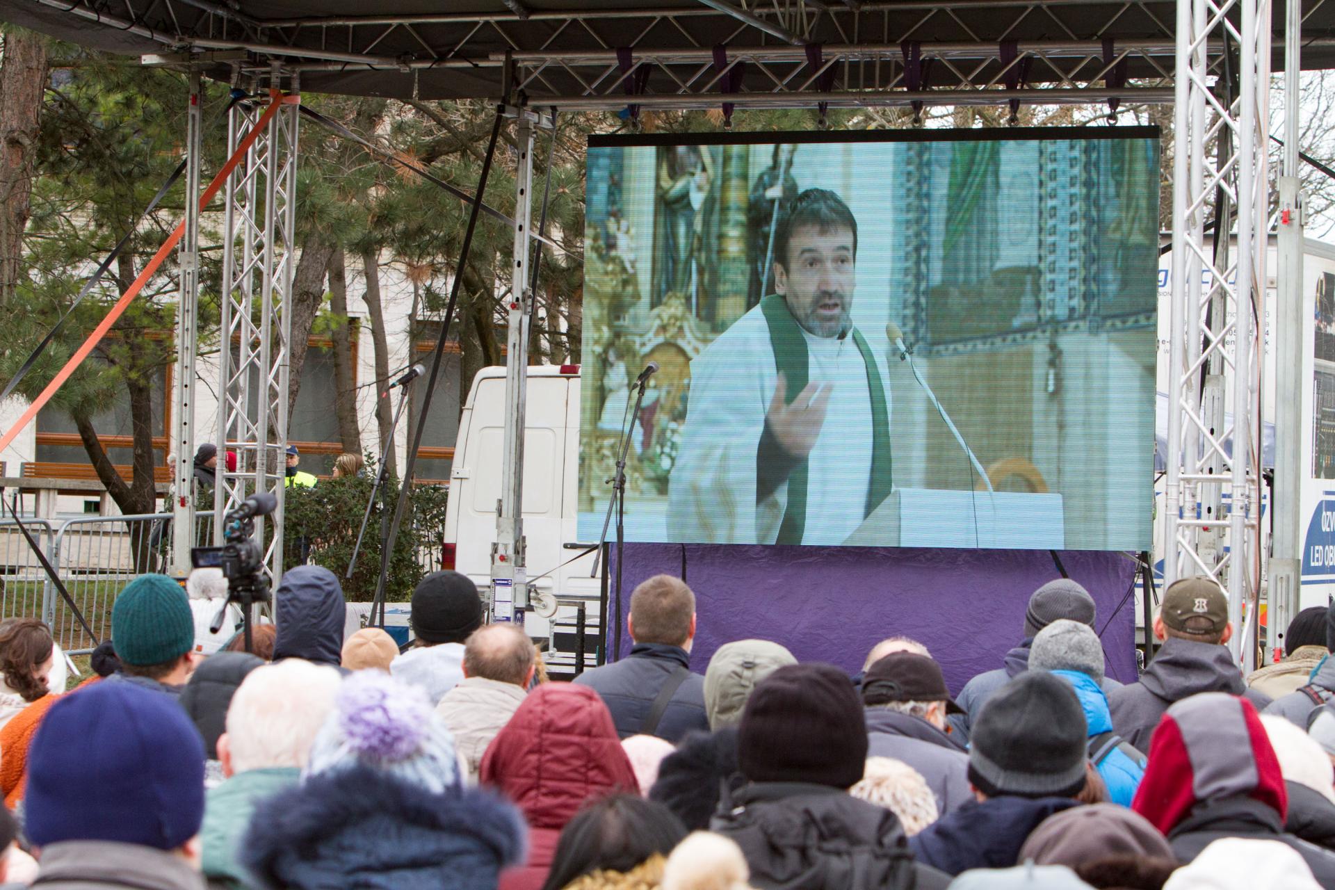 11. február 2020 Bratislava, Slovensko: Veriaci počas protestu proti Istanbulskému dohovoru s modlitbami, ktorý zorganizoval Slovenský dohovor za rodinu (SDZR) na Námestí slobody v Bratislave.