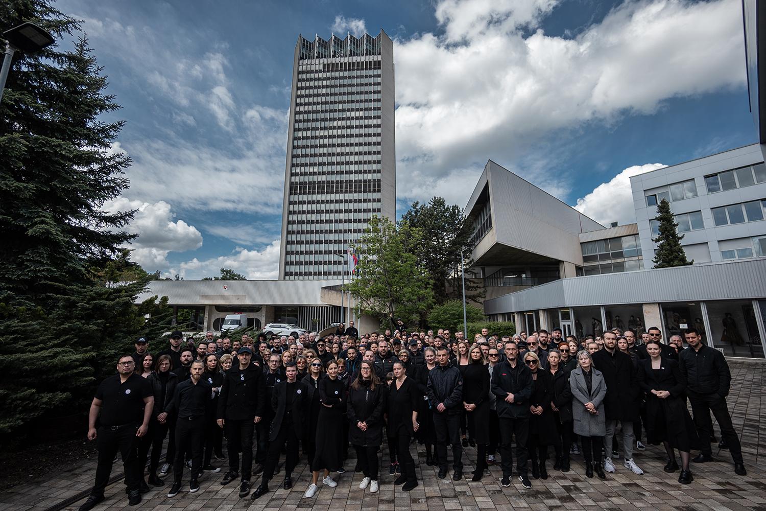 26. apríl 2024, Bratislava: Koordinačný výbor iniciatívy zamestnankýň a zamestnancov RTVS zorganizoval „čierny deň“, v rámci ktorého zamestnanci prišli do práce na znak protestu v smútočnom čiernom oblečení.