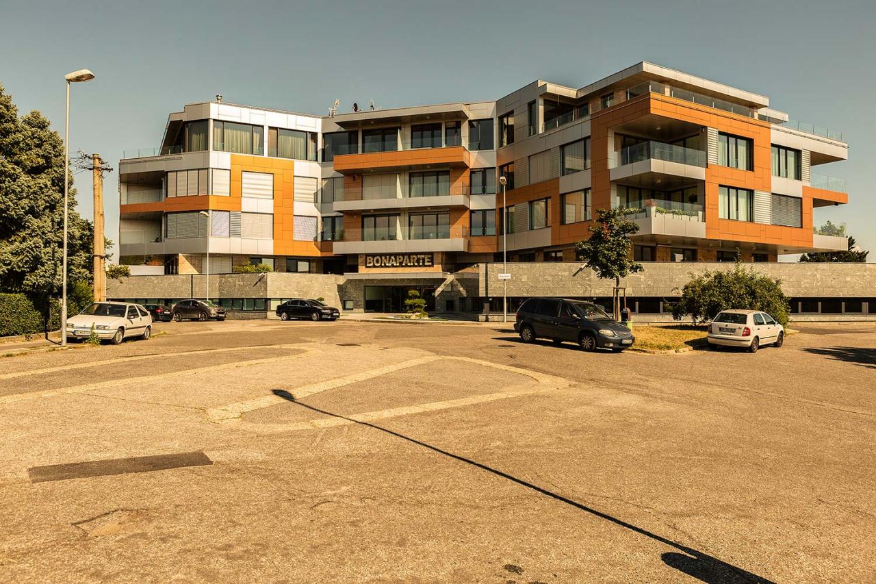 Vo štvrti rodinných domov a viliek nad Bratislavským hradom pôsobí masívna stavba ako päsť na oko. Verejný priestor nevytvára, ale ho naopak, slovami predsedu NR SR, deštruuje.