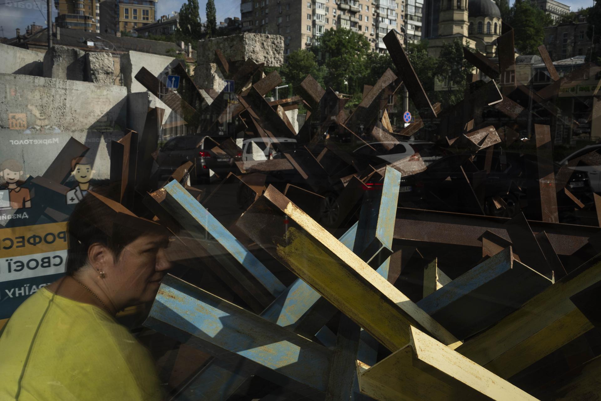 Protitankové prekážky na zastávke autobusu v Kyjeve.