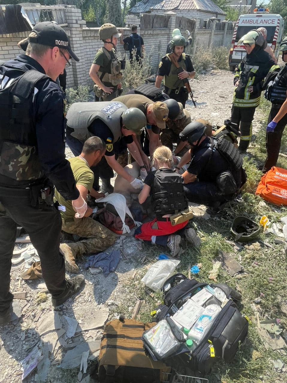 Záchranné zložky oživujú civilistu v Kramatorsku