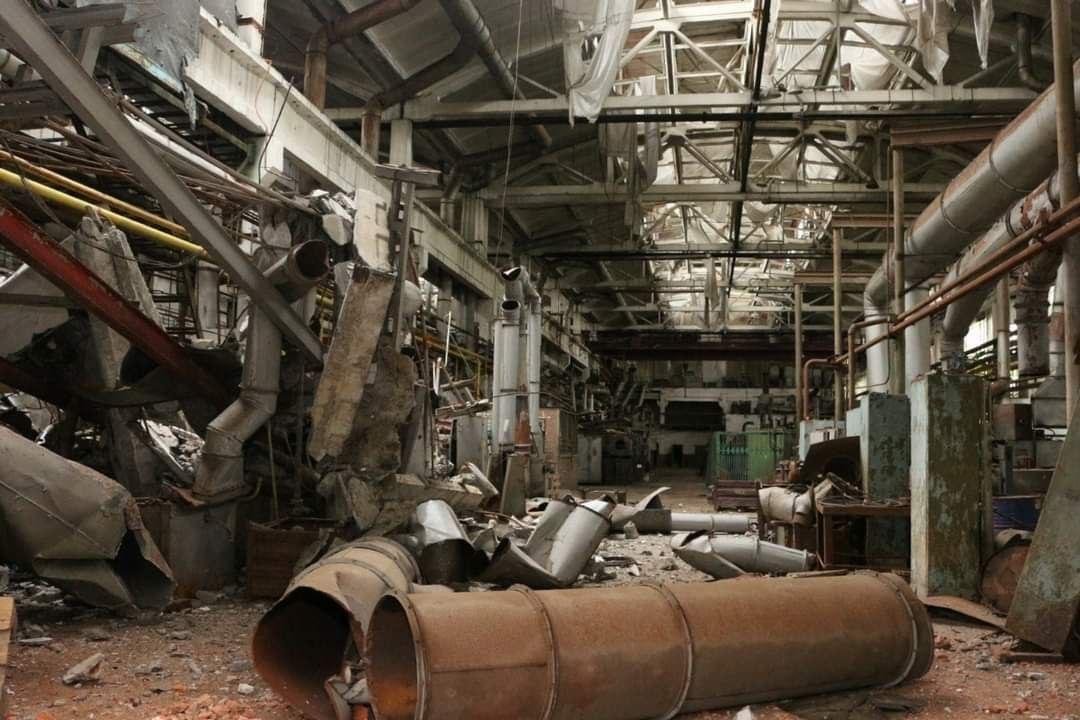 Zničený strojársky komplex v Černihive (2).