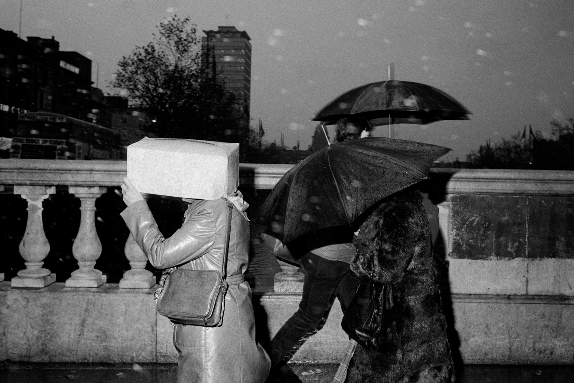 O’Connell Bridge, Dublin, Ireland, 1981. Z cyklu ‘Bad Weather / Zlé počasie’