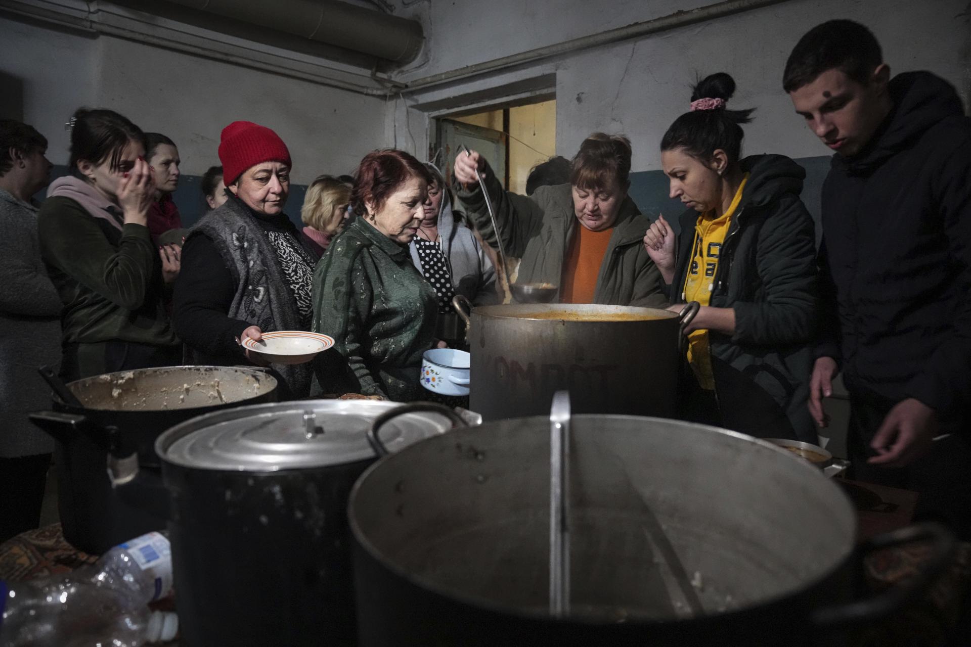 Ľudia v rade čakajúci na jedlo v kryte, Mariupol, 7.3.2022