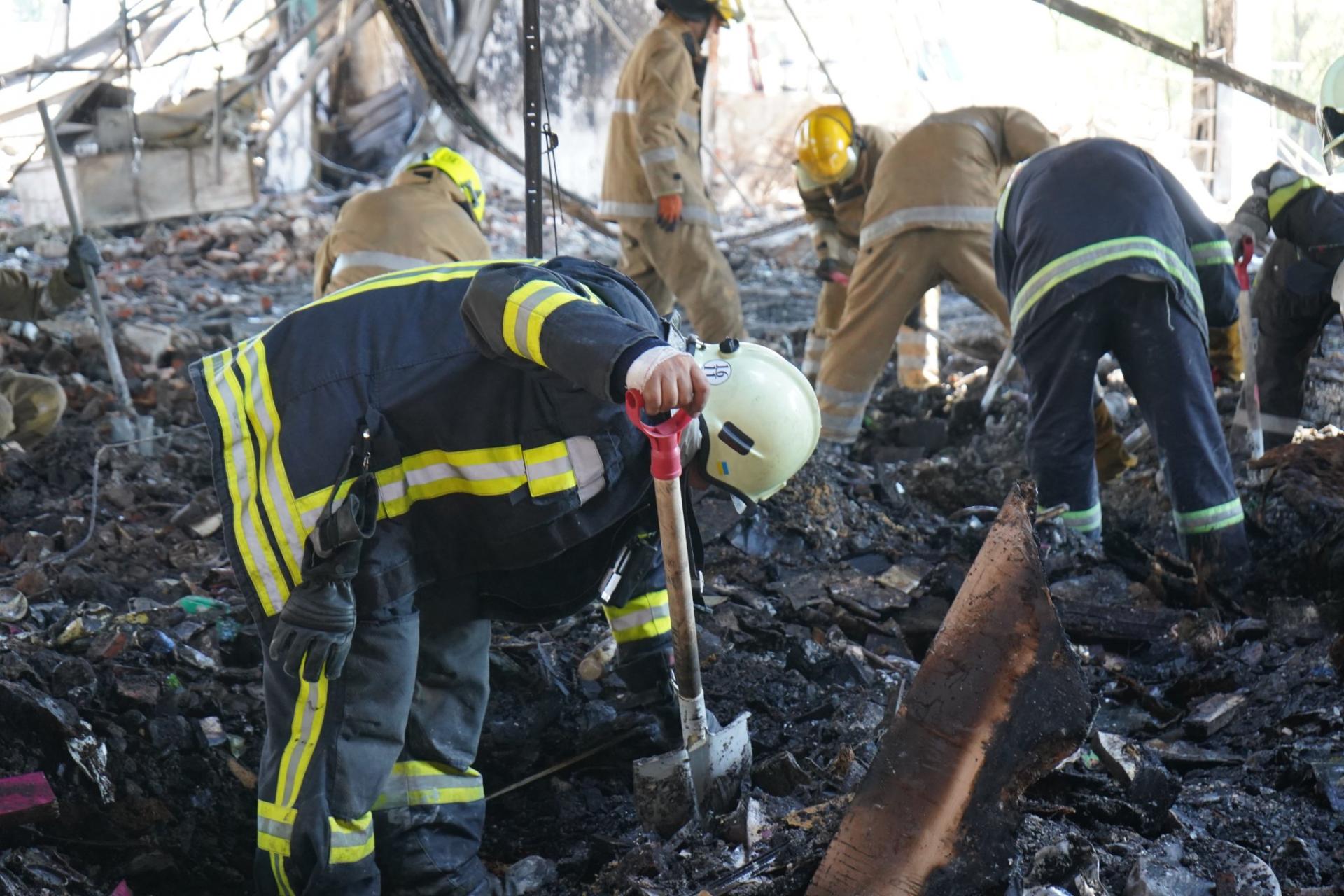 Záchranné zložky aj na druhý deň odstraňovali dôsledky zhoreného nákupného centra