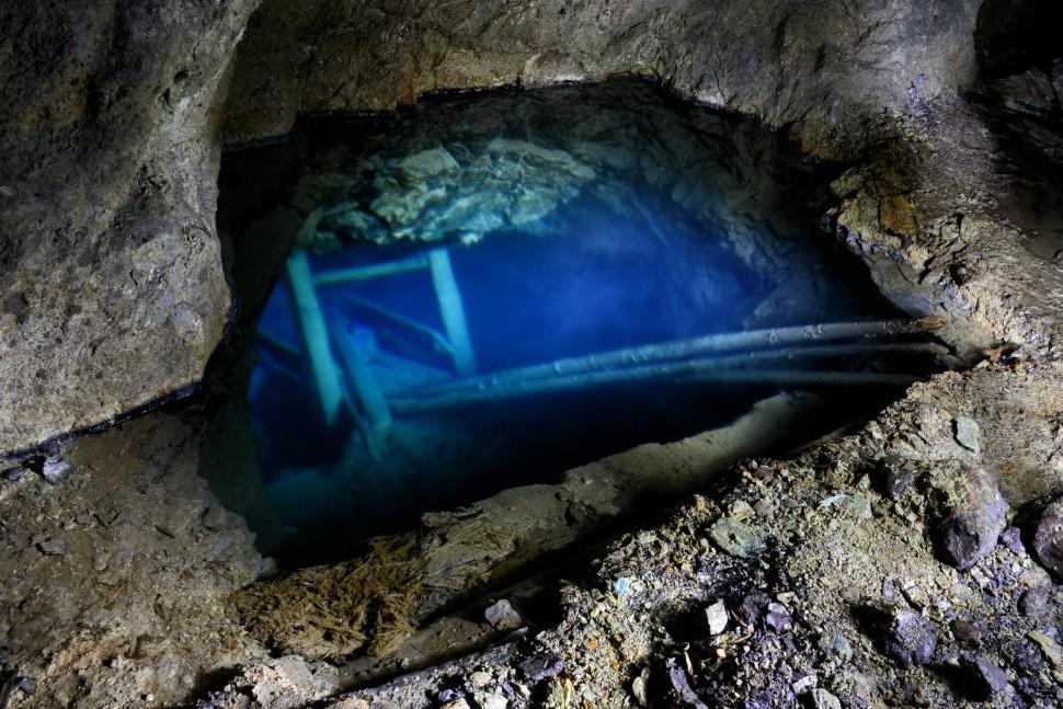 Štôlňa Hilda, Spišskogemerské rudohorie. Magicky modrá, krištáľovo čistá voda v zatopenej úpadnici vypĺňa spodné obzory bane