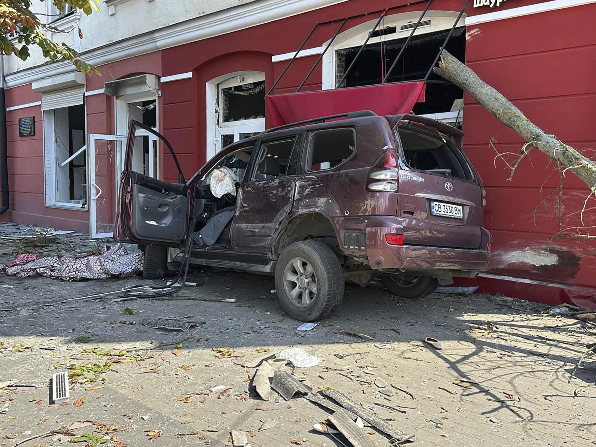 Zničené auto po zásahu ruskej rakety v Černihive.