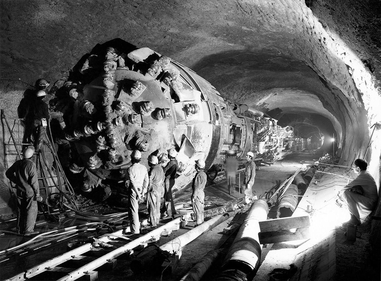 Rok 1975, CERN: Pod švajčiarskymi a francúzskymi poľami kopú sedem kilometrov dlhý kruhový tunel pre Super Proton Synchrotron – urýchľovač, na ktorom boli v roku 1983 objavené W a Z bozóny.