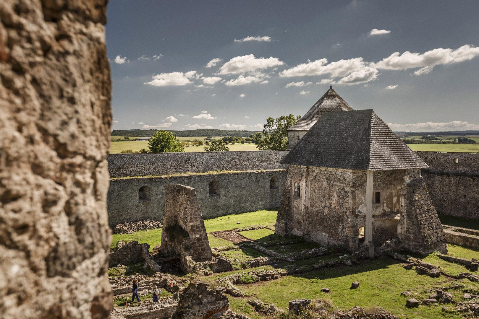Nevedno kto a na čí pokyn, no existujú dôkazy o tom, že obyvatelia v rekordne krátkom čase rozobrali steny bývalých kláštorných budov na stavebný materiál.