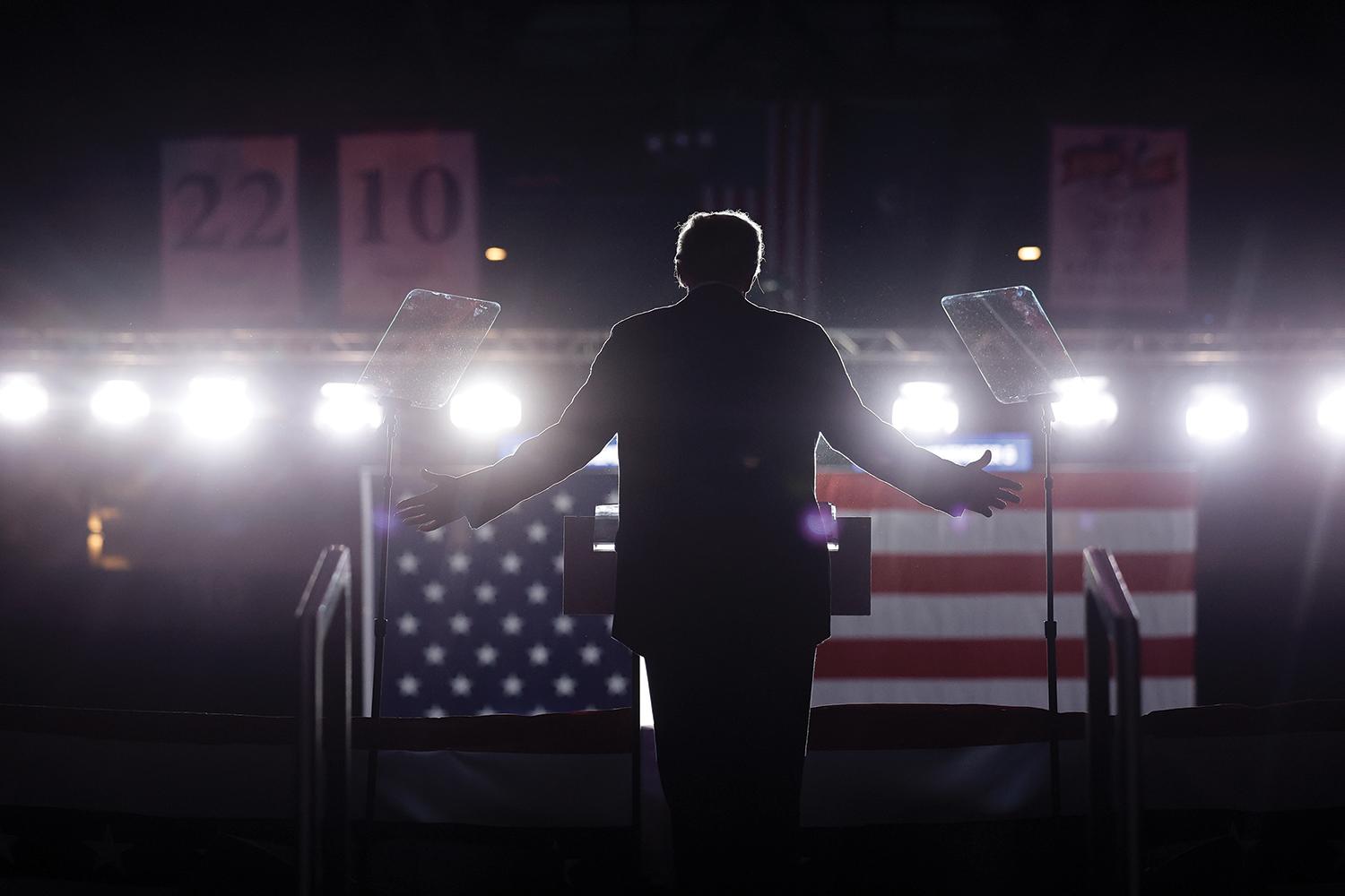 4. november 2024 Reading, Pensylvánia, USA: Donald Trump oslovuje priaznivcov deň pred volebným víťazstvom. Kampaň založená na silnej identifikácii voličov s lídrom rozhodla v jeho prospech.