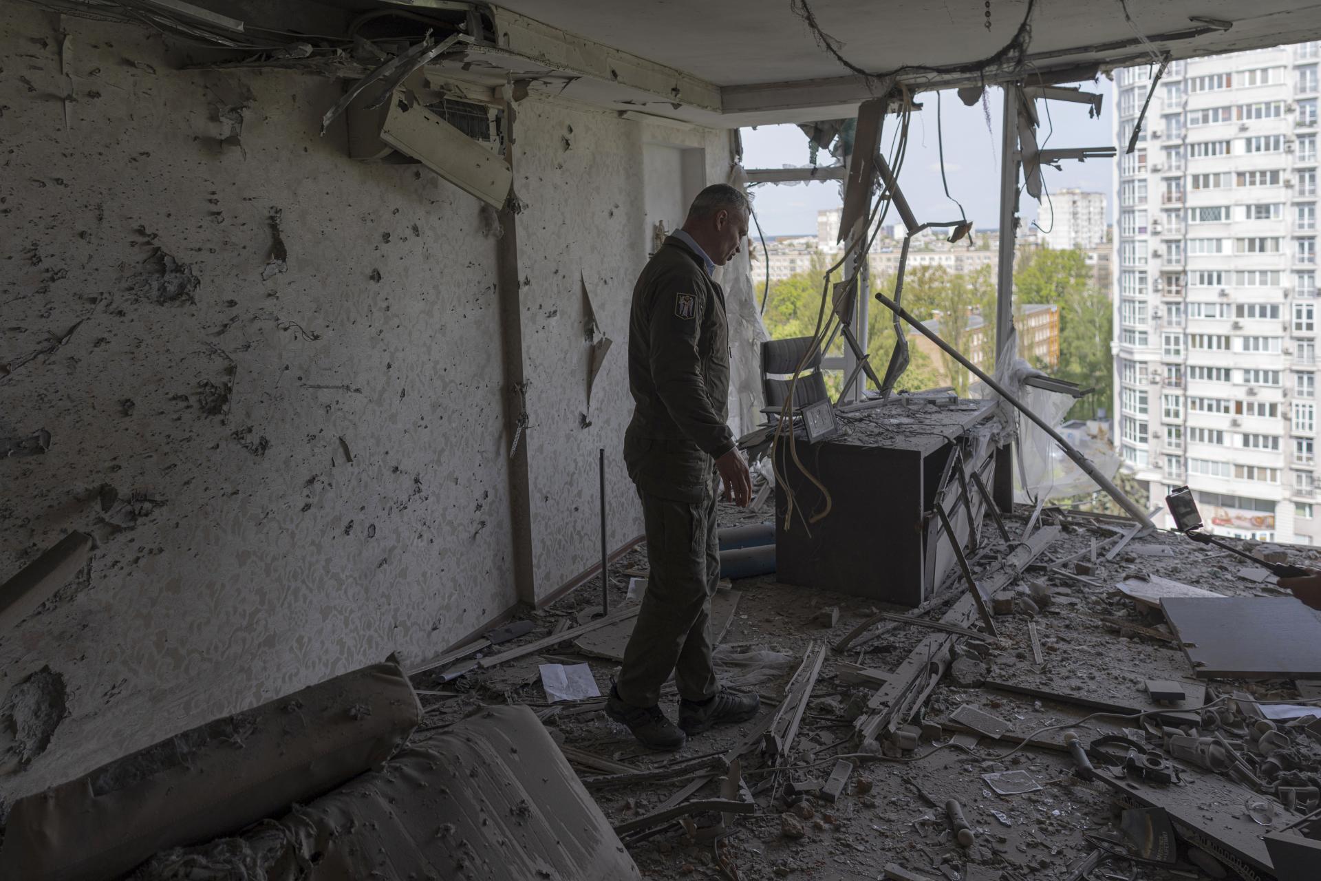 Trosky bezpilotných lietadiel Šáhid poškodili budovy a zranili najmenej päť ľudí. Kyjev, 8.5.2023.