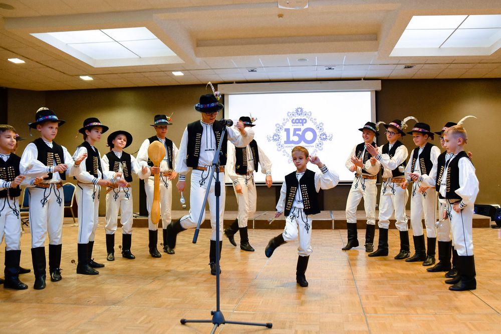 Konferenciu spestrilo vystúpenie detského tanečného súboru Kremienok