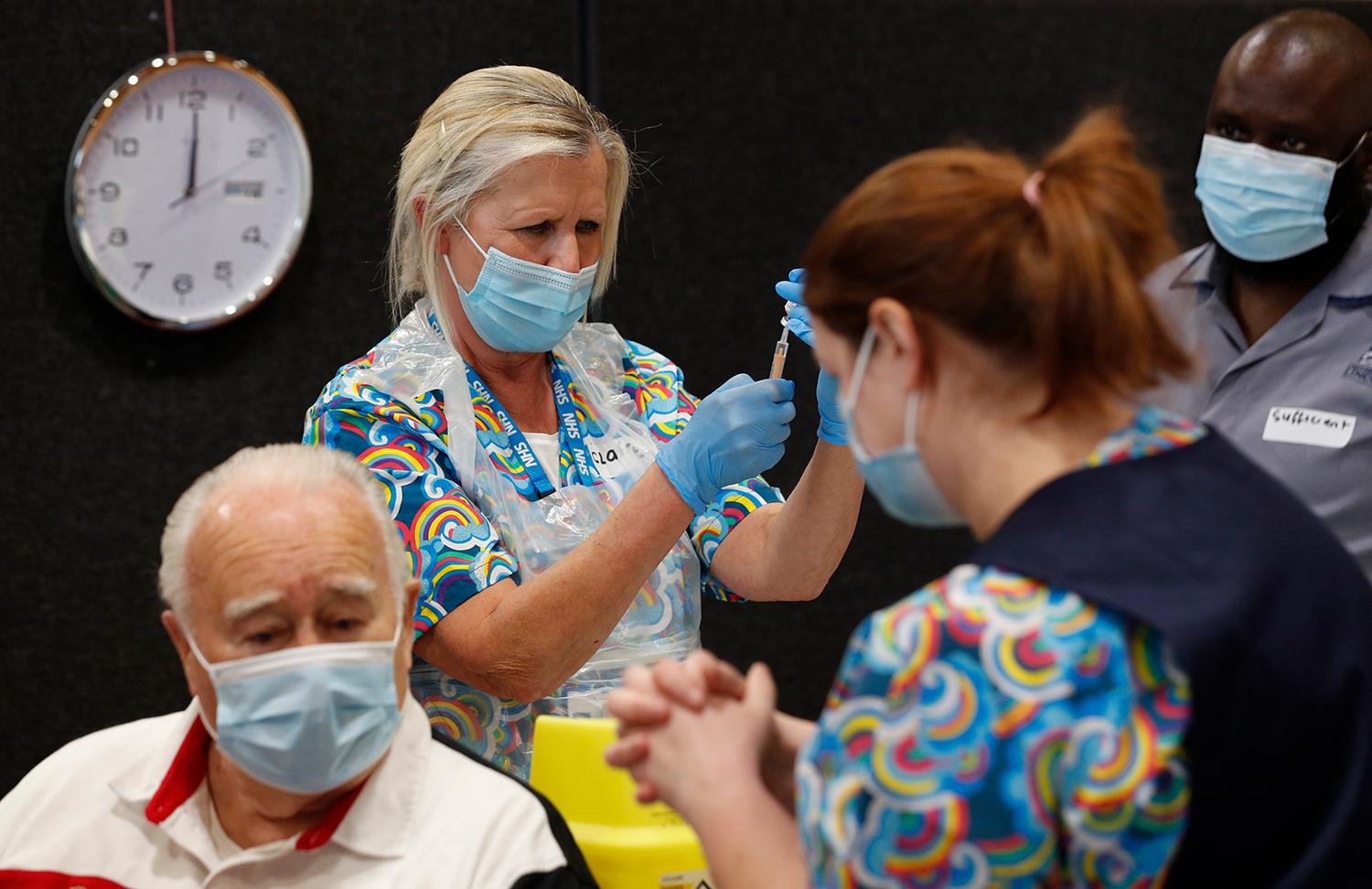 18. január 2021 Boston, Veľká Británia: Zdravotný personál očkuje obyvateľov vakcínou od AstraZeneca v Kráľovskej športovej aréne. Briti sú lídrami spomedzi veľkých krajín v rýchlosti očkovania ihneď po deväťmiliónovom Izraeli.