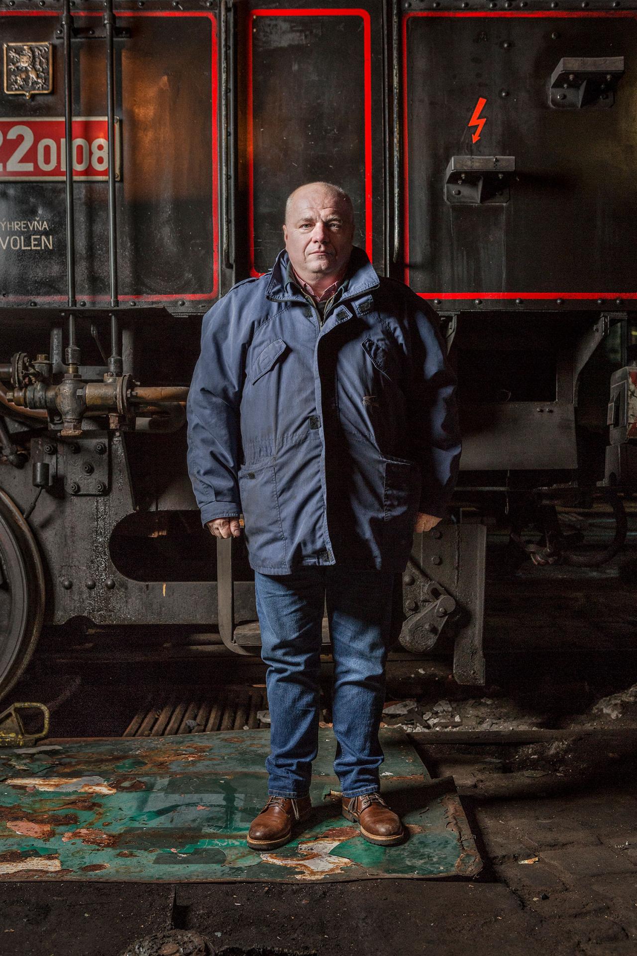 Peter Oravec, 54 rokov, Zvolen. Srdcovou záležitosťou veľkého odborníka a milovníka vlakov, ktorý stál pri zrode zvolenského klubu nadšencov železničnej histórie, je stodesaťročný parný rušeň 422.0108, prezývaný aj „Malý Býček“.