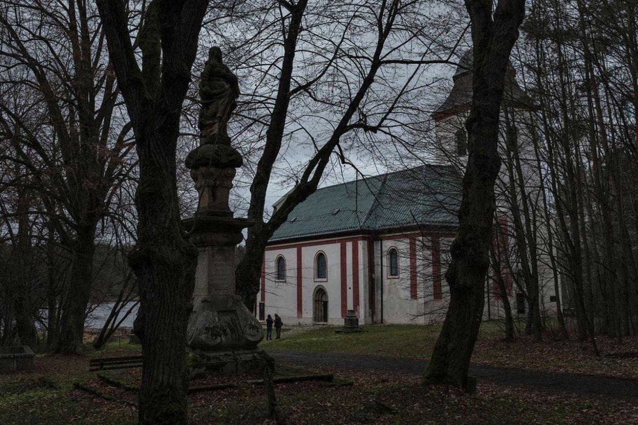 Kostol svätého Víta na brehu vodnej nádrže Švihov, ktorá v 70. rokoch zaliala mestečko Zahrádka.