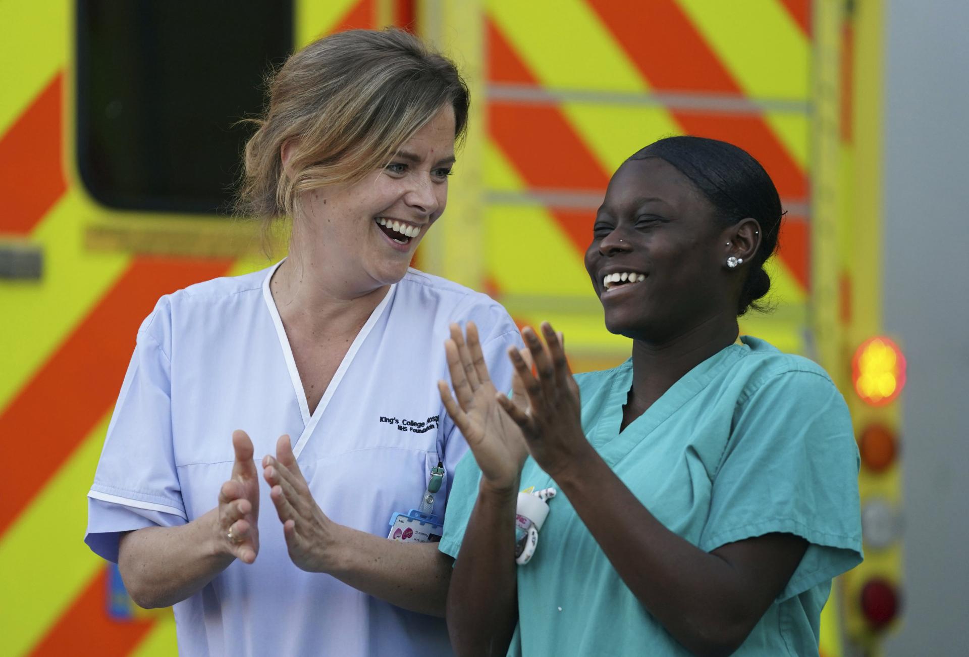 Zdravotníčky z nemocnice King's College na juhu Londýna sa pridali k potlesku na podporu lokálnych hrdinov - pracovníkov Národného zravotníckeho systému, pošty či armády, učiteľov, predavačov a ďalších. Británia takto vyjadruje podporu svojim zdravotníkom každý štvrtok o ôsmej večer.