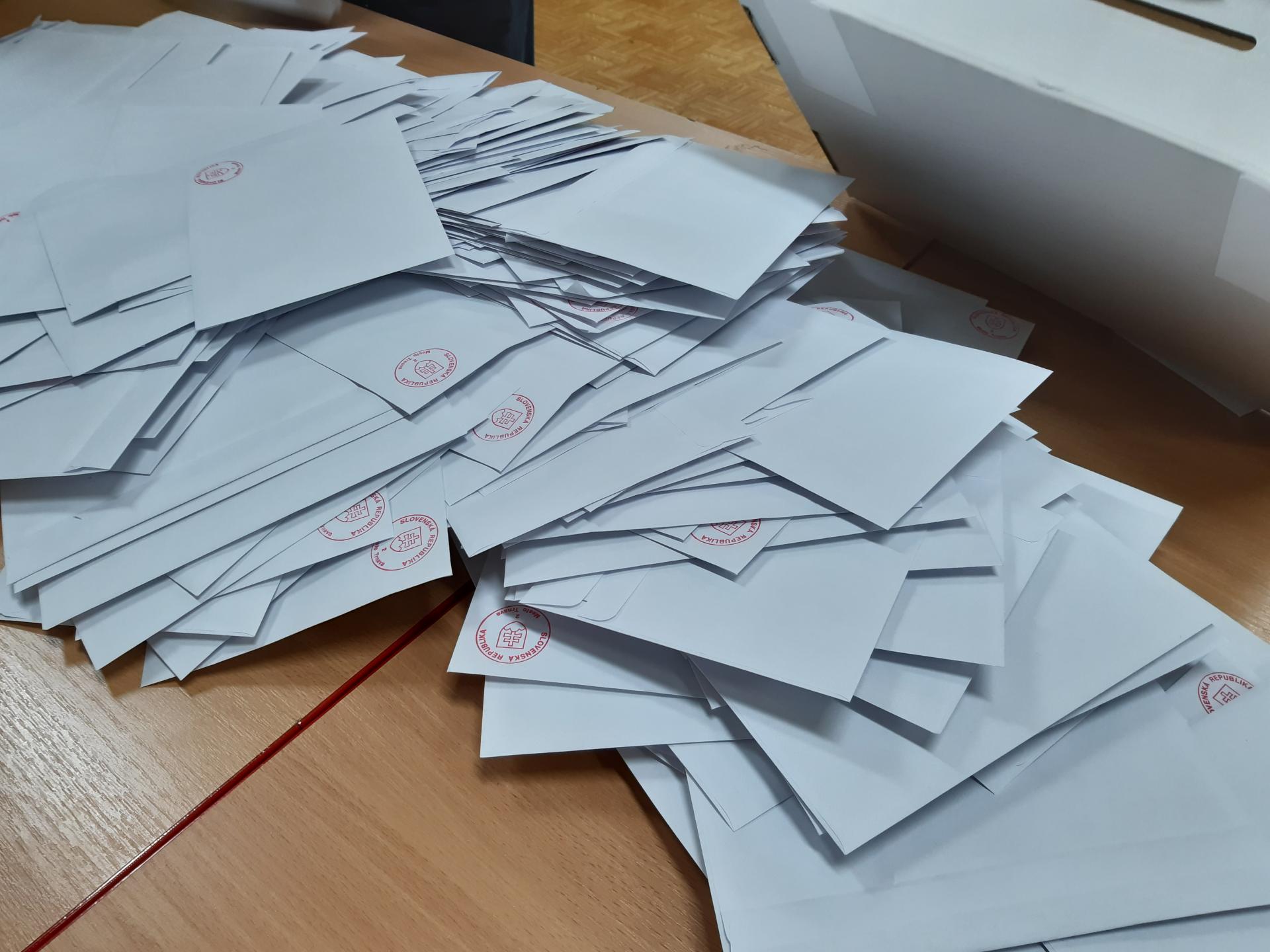 Volebné komisie na väčšine Slovenska už začali sčítavať hlasovacie lístky.