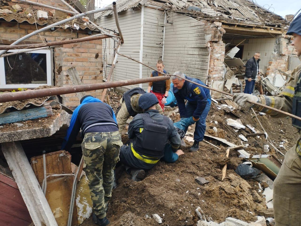 Donecká oblasť. Letecký útok poškodil obytné a kancelárske budovy. Záchranári vyslobodili spod trosiek 6 ľudí