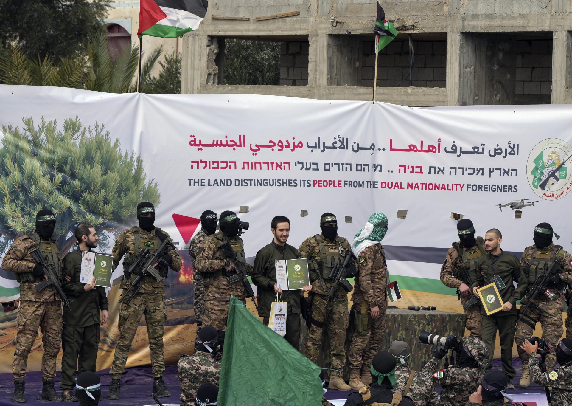 Izraelskí rukojemníci Eliya Cohen, Omer Shem Tov a Omer Wenkert pred odovzdaním Červenému krížu, Pásmo Gazy, 22. februára 2025