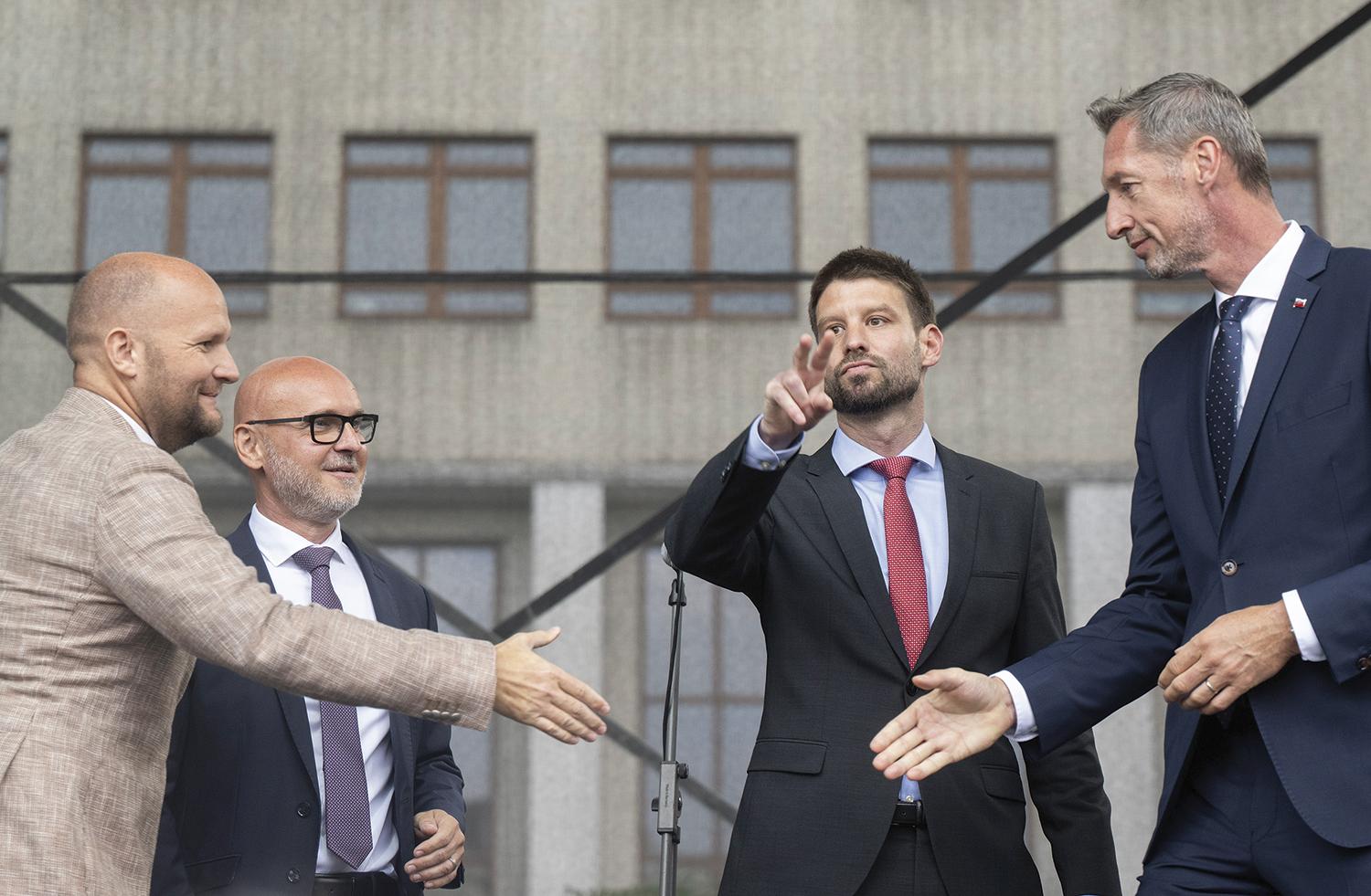16. september 2025, Bratislava: Predseda strany Demokrati Jaroslav Naď, predseda SaS Branislav Gröhling, predseda PS Michal Šimečka a predseda KDH Milan Majerský počas protestu proti konsolidácii.