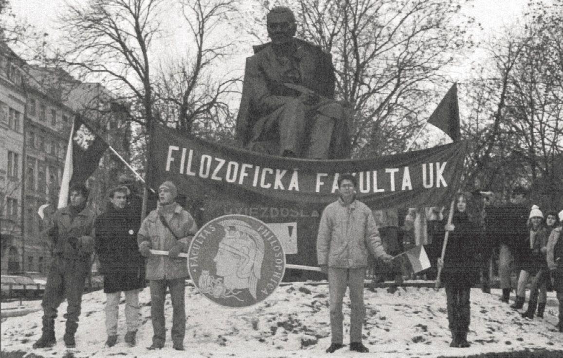 Dionýz Hochel v popredí s československou vlajkou.