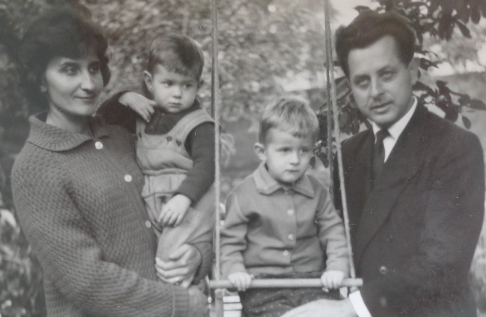 1965: Dušan Lupták (na hojdačke) s rodinou.