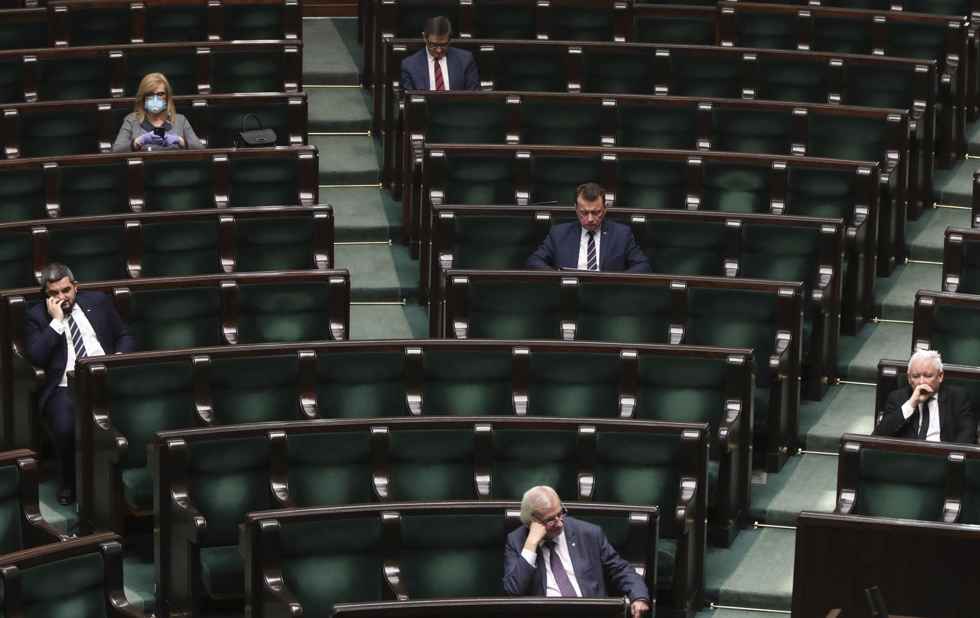 26. marec 2020 Varšava, Poľsko: Predseda poľskej vládnej strany Právo a spravodlivosť (PiS) Jarosław Kaczyński (vpravo bez rúška a rukavíc) počas mimoriadneho zasadnutia Sejmu.