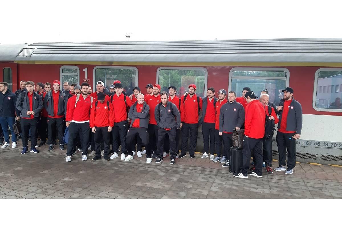 Hokejisti Švajčiarska cestujú na štvrťfinálový zápas do Košíc.